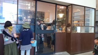 週末行列の小さなパン屋さん