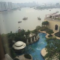 泊まった部屋の窓から