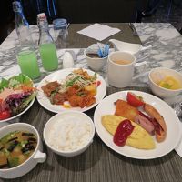 ラウンジでの朝食