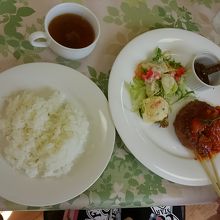 これもランチ。ハンバーグ。子どもたちはいつもこれ。