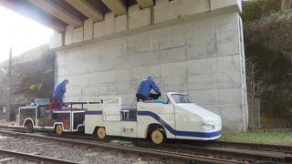 軽トラックを改造したカートに乗って