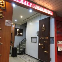 華美大飯店の入口の右横に看板が