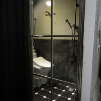 浴室も狭く、シャワ−を浴びるとトイレは水浸し