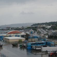 オレンジ色の丸い屋根がターミナルビルです。