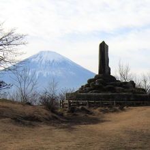 城址公園にある石碑と富士山