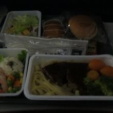 機内食。良くもなく悪くもない感じ・・・