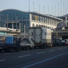 地下鉄駅ですが、地上の高架駅となっています