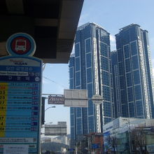 駅前のバス停付近の様子