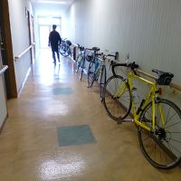 自転車は部屋にも持ち込めますが、廊下に置いている人の方が多い