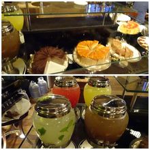 ケーキや手作りレモネード等