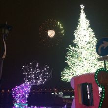 クリスマスツリーと花火の競演