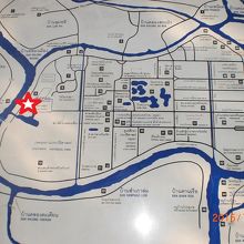 訓練センターは、チャオプラヤー川の屈曲部の東岸にあります。