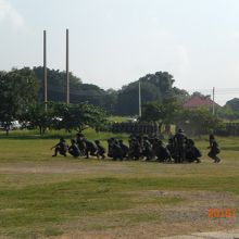 女性の士官候補生の一隊です。訓練課目を与えられています。