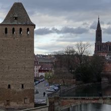 大聖堂の尖塔も見える