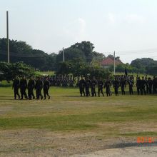 式典参加の士官候補生たちが、儀仗隊を銭湯に入ってきました。