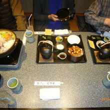 左は『あんこう鍋３人前』となりは『ひつまぶし御膳』