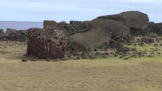 倒れたモアイと地球のへそ