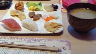 お手軽ビュッフェ、お野菜中心、土日祝はお寿司もありで◎