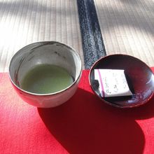 お寺で抹茶をたしなむ