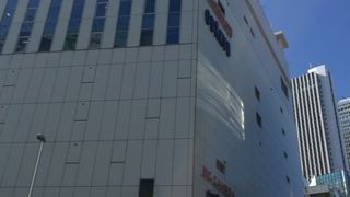 西口の商業施設。