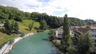 橋の下の古い建物の錆びた色の屋根は趣があります