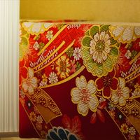 この部屋で唯一「雅」と感じられるベッドボードとライトの部分