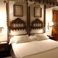 チェックイン後、ベットを使えるようにしに来てくれる