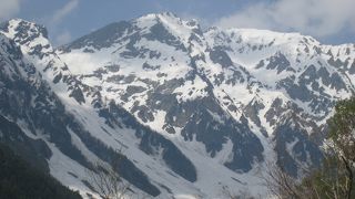 自然に囲まれながらハイキング。