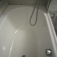 湯は右上から？　浴槽の栓もここで調節？