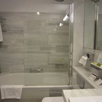 浴槽で寝たら、前に足が届かないような大きさ。棺桶か？