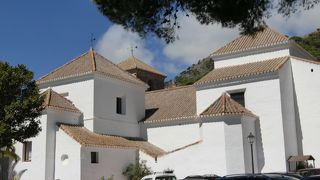 清楚で静かな清らかな教会でした。