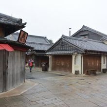 お店がオープン前の閑散としたおかげ横丁