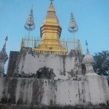 プーシーの頂上のタート・チョムシ―