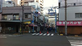 商店数は少ないが、パンチの効いた昭和力のある店が魅力