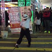 香港の週末の夜は、女人街近くの大道芸ストリートで