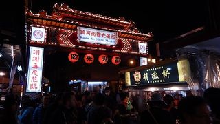 松山駅からすぐ。食べ物や小物の店が多数。