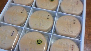 ミニ最中は、　小倉、ゴマ、栗、白あんの　４種が入っている