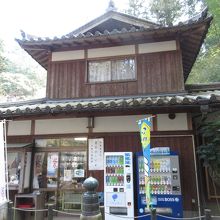 横手から撮影。正面は人だらけなので…