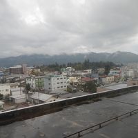 窓が大きい。上杉神社ビューでした。