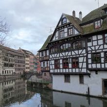 水面に映る木組みの家