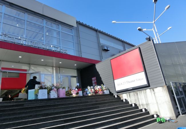 スポーツｰ施設の一角にミュージカル専門館、おもしろい取り合わせ