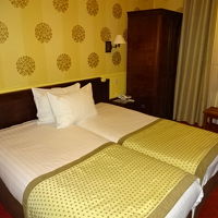 カルノ通りに面して窓からは凱旋門が見える。