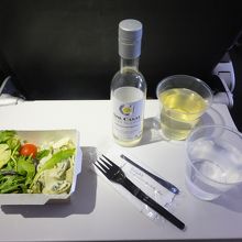 往路：がっかりした機内食。白ワインは美味しかったけれど。