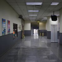 右側がバスカウンターとエクスプレスバスのバス停方向