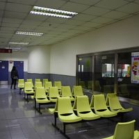 扉の左側に待合室。右奥にも待合室が有ります。