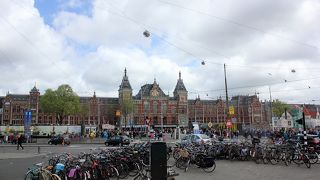 赤レンガの堂々とした建物が、アムステルダムの玄関です！