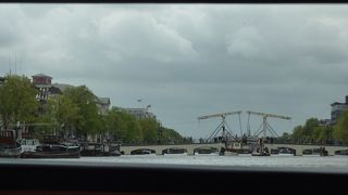 木造の跳ね橋は、絵本に出てくるような「オランダ」らしい風景です