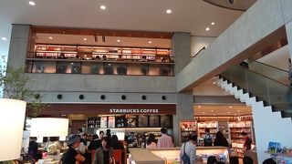 「ＴＳＵＴＡＹＡ」書店と「スターバックス」が併設
