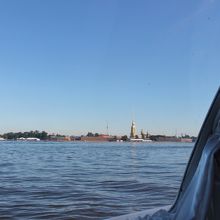 船から見たペトロパヴロフスク聖堂。