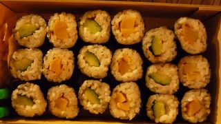 デパ地下でおいしいお稲荷さんと巻きものです．